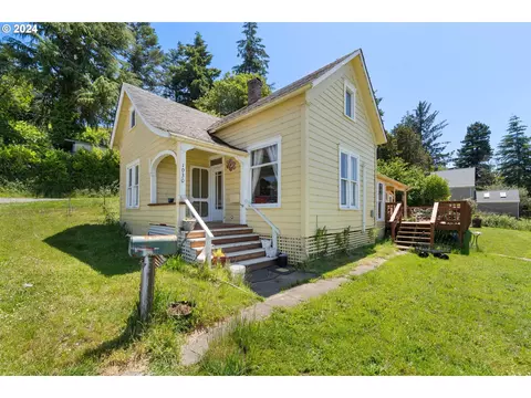 1030 Willow St, Myrtle Point, OR 97458