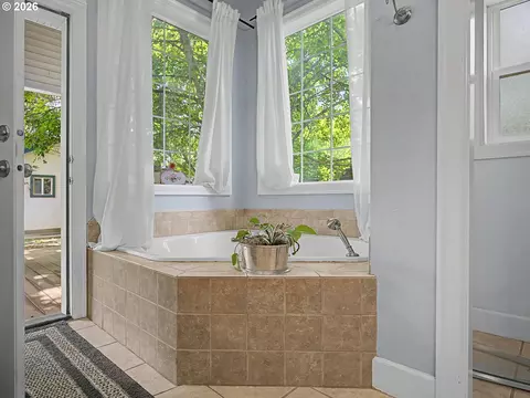 Bath - 18020 SE Richey Rd, Gresham, OR 97080 photo 2 of 4