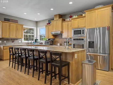 Kitchen - 18020 SE Richey Rd, Gresham, OR 97080 photo 2 of 5