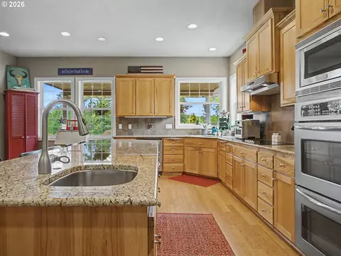 Kitchen - 18020 SE Richey Rd, Gresham, OR 97080 photo 3 of 5