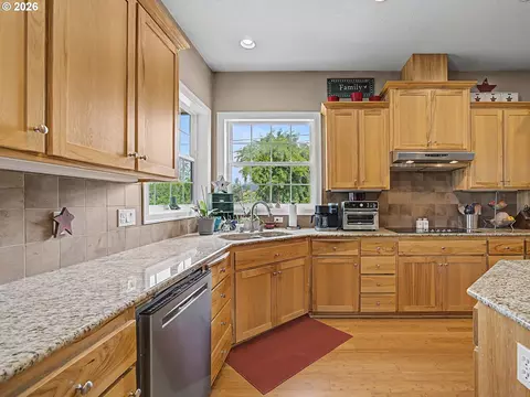 Kitchen - 18020 SE Richey Rd, Gresham, OR 97080 photo 5 of 5