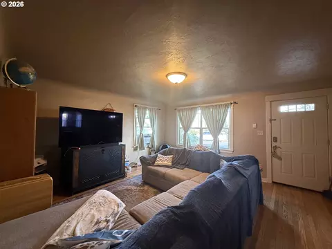 Living - 2460 E St, Springfield, OR 97477 photo 4 of 5