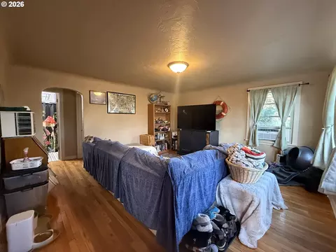 Living - 2460 E St, Springfield, OR 97477 photo 3 of 5