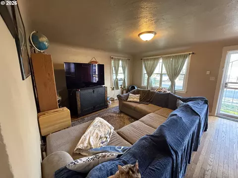 Living - 2460 E St, Springfield, OR 97477 photo 2 of 5