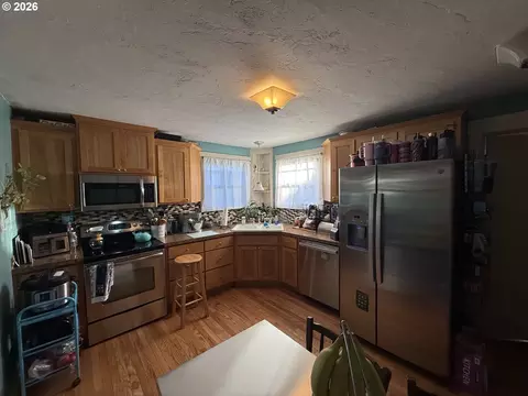 Kitchen - 2460 E St, Springfield, OR 97477 photo 2 of 5