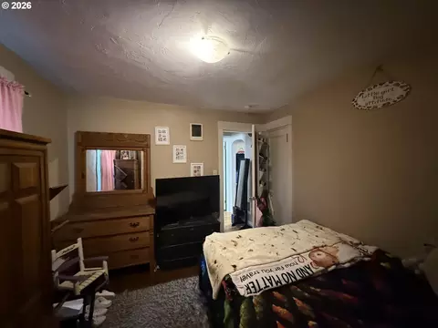 Bedroom - 2460 E St, Springfield, OR 97477 photo 7 of 10