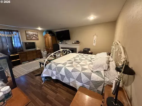 Bedroom - 2460 E St, Springfield, OR 97477 photo 1 of 10