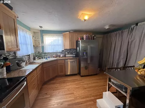 Kitchen - 2460 E St, Springfield, OR 97477 photo 3 of 5