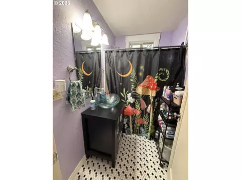 Bath - 2460 E St, Springfield, OR 97477 photo 1 of 1