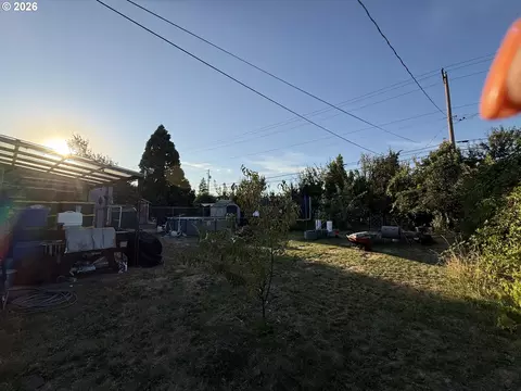 Exterior - 2460 E St, Springfield, OR 97477 photo 7 of 9