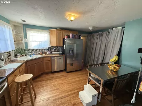Kitchen - 2460 E St, Springfield, OR 97477 photo 1 of 5