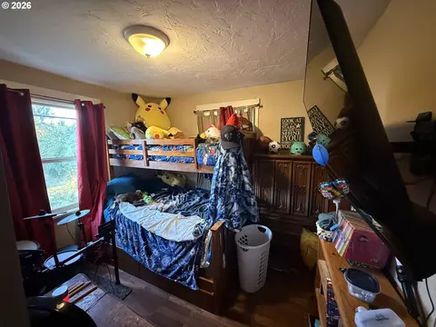 Bedroom - 2460 E St, Springfield, OR 97477 photo 4 of 10