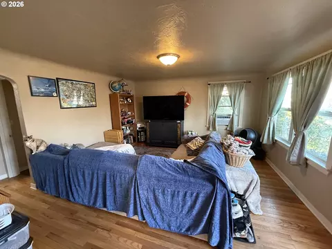Living - 2460 E St, Springfield, OR 97477 photo 1 of 5