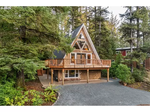 108 College Ave, Manzanita, OR 97130