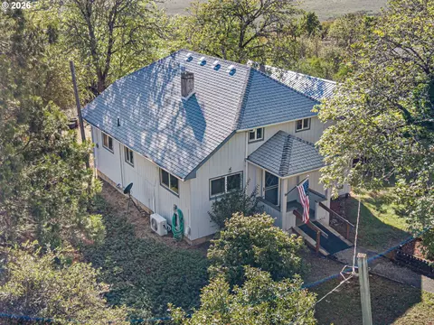 2064 S Myrtle Rd, Myrtle Creek, OR 97457
