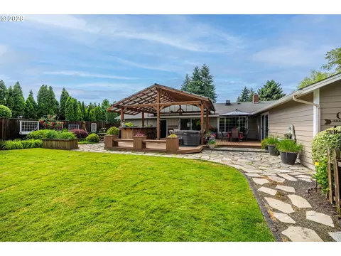 Exterior - 143 Ferndale Dr, Eugene, OR 97404 photo 10 of 13
