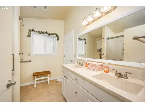 Bath - 143 Ferndale Dr, Eugene, OR 97404 photo 1 of 3