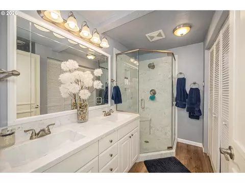 Bath - 143 Ferndale Dr, Eugene, OR 97404 photo 2 of 3