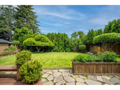 Exterior - 143 Ferndale Dr, Eugene, OR 97404 photo 8 of 13