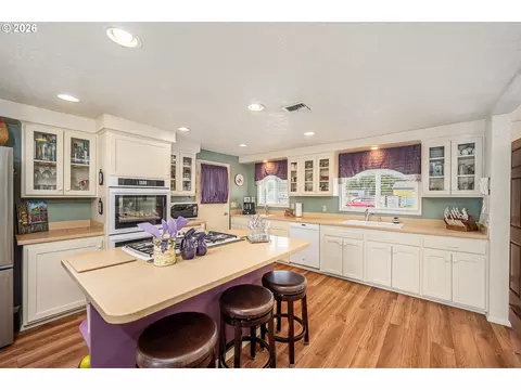 Kitchen - 143 Ferndale Dr, Eugene, OR 97404 photo 3 of 4