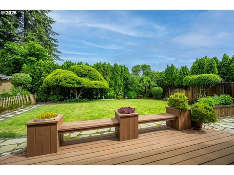 Exterior - 143 Ferndale Dr, Eugene, OR 97404 photo 9 of 13