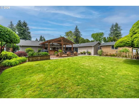 Exterior - 143 Ferndale Dr, Eugene, OR 97404 photo 11 of 13