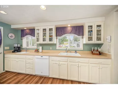 Kitchen - 143 Ferndale Dr, Eugene, OR 97404 photo 4 of 4
