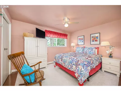 Bedroom - 143 Ferndale Dr, Eugene, OR 97404 photo 6 of 6