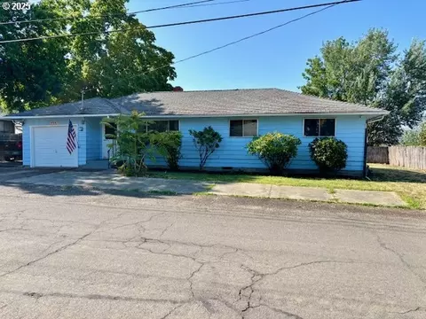 449 NE Sterling Dr, Roseburg, OR 97470