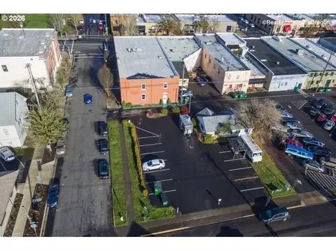 108 S Howard St, Newberg, OR 97132