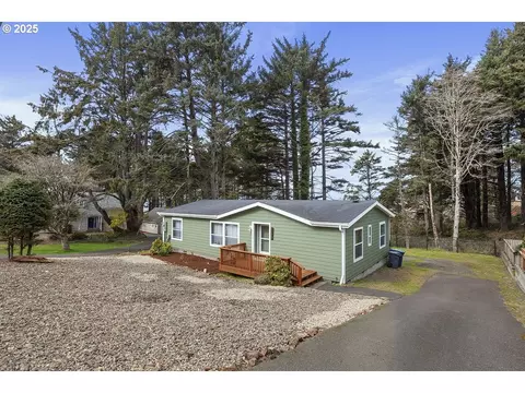 1935 NW 39th St, Lincoln City, OR 97367