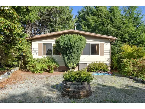 966 S Dolphin St, Rockaway Beach, OR 97136
