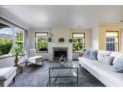 833 Cobblestone Ct, Ashland, OR 97520