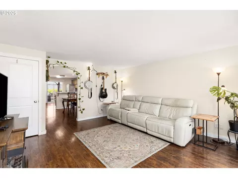 147 E 8th St, Lafayette, OR 97127 photo 5
