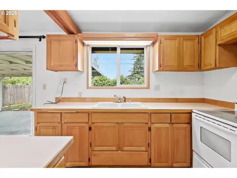 Kitchen - 1318 Quinalt St, Springfield, OR 97477 photo 1 of 2