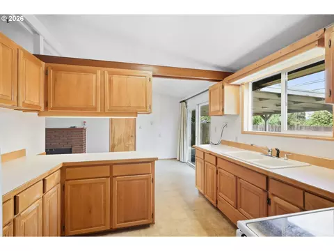 Kitchen - 1318 Quinalt St, Springfield, OR 97477 photo 2 of 2