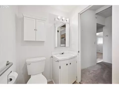 Bath - 1318 Quinalt St, Springfield, OR 97477 photo 1 of 2