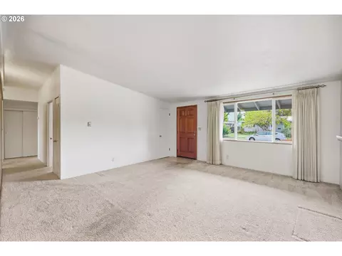 Living - 1318 Quinalt St, Springfield, OR 97477 photo 2 of 3