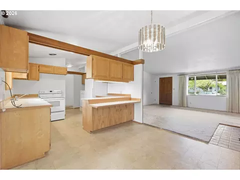 Living - 1318 Quinalt St, Springfield, OR 97477 photo 3 of 3