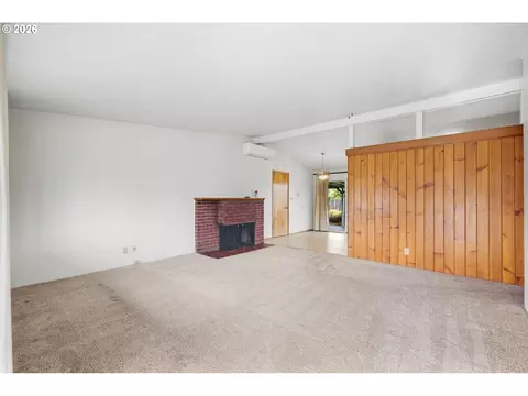 Living - 1318 Quinalt St, Springfield, OR 97477 photo 1 of 3
