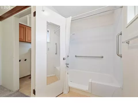 Bath - 1318 Quinalt St, Springfield, OR 97477 photo 2 of 2