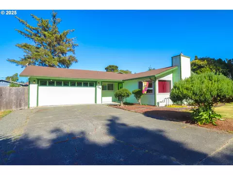 825 Seabreeze Ter, Coos Bay, OR 97420