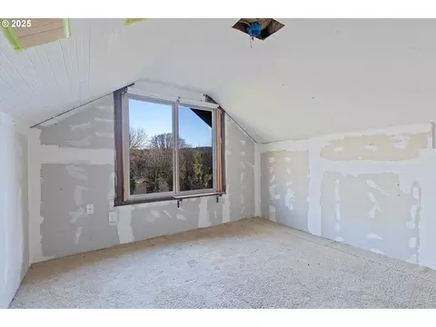 Bedroom - 808 W A Loop, Rainier, OR 97048 photo 6 of 10