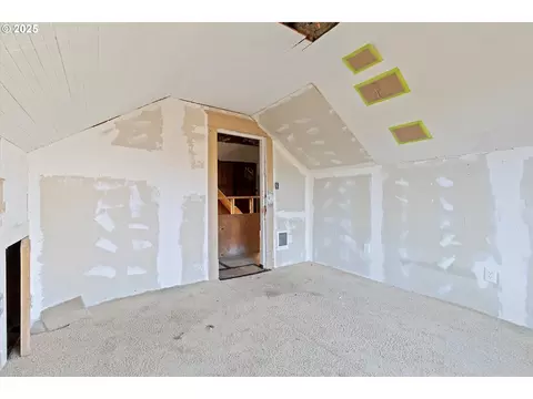 Bedroom - 808 W A Loop, Rainier, OR 97048 photo 7 of 10