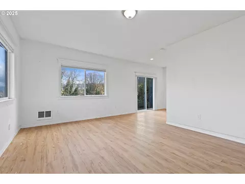 Living - 808 W A Loop, Rainier, OR 97048 photo 2 of 3