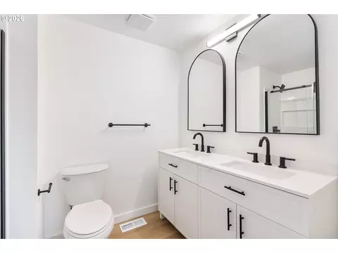 Bath - 3198 SW 16th Cir, Gresham, OR 97080 photo 1 of 2
