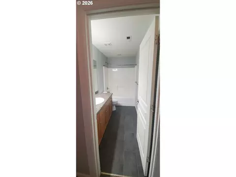 Bath - 1014 SE 9th St, Gresham, OR 97080 photo 1 of 1