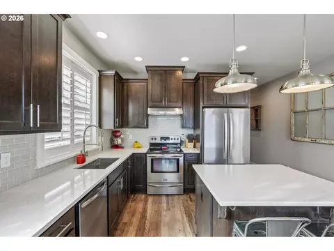 Kitchen - 1086 E 1st Ave, Estacada, OR 97023 photo 2 of 2