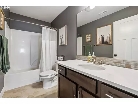 Bath - 1086 E 1st Ave, Estacada, OR 97023 photo 3 of 3