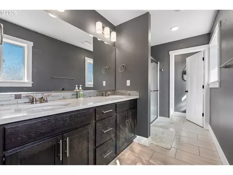 Bath - 1086 E 1st Ave, Estacada, OR 97023 photo 2 of 3